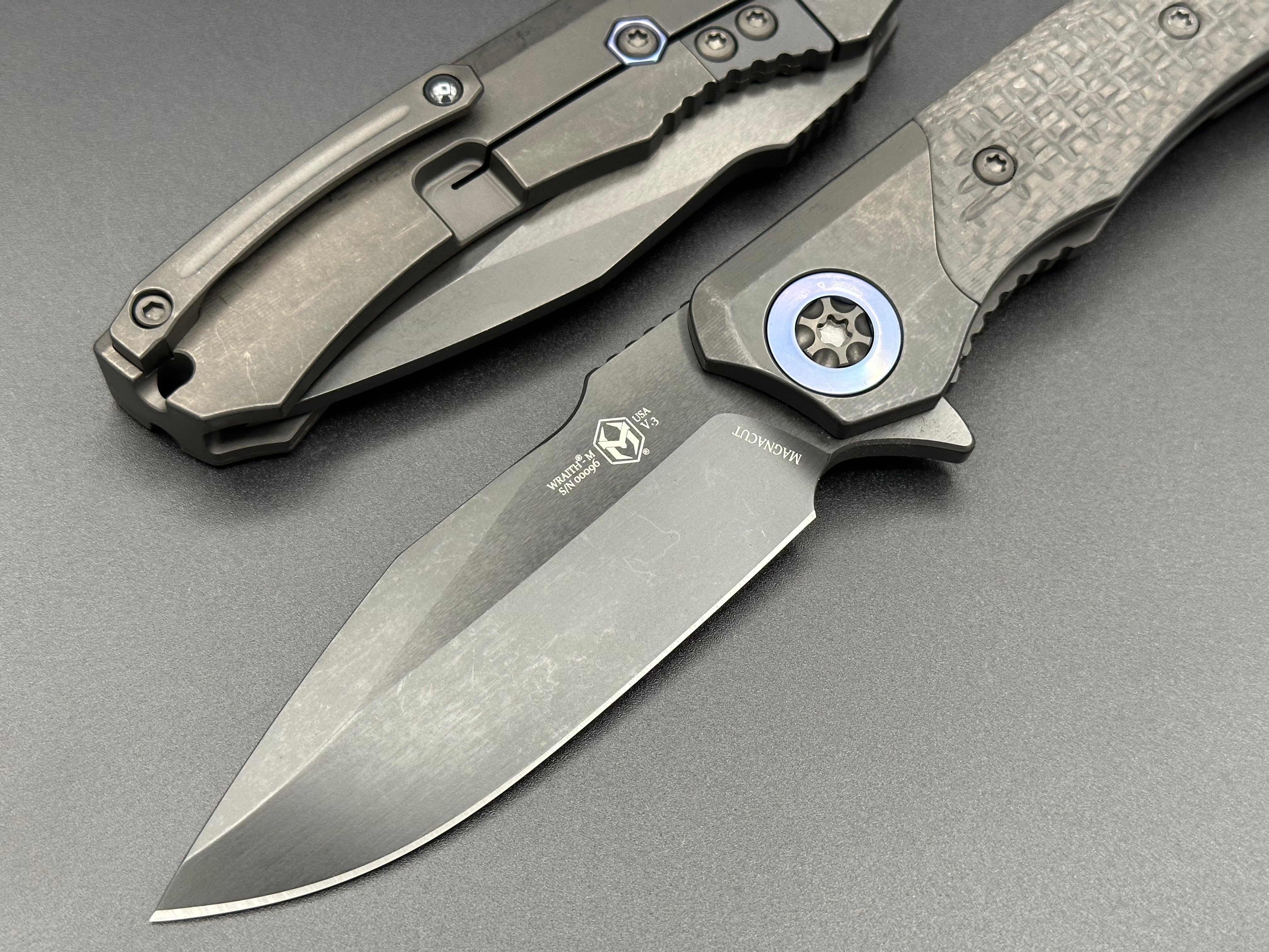 Heretic Knives Wraith Manual DLC, Carbon Fiber Handle, Blue Titanium Accents H001-6A-BLUTI - Tristar Edge